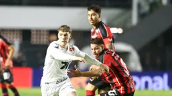Rollheiser disputando lance no jogo de 2025 contra o Vitória