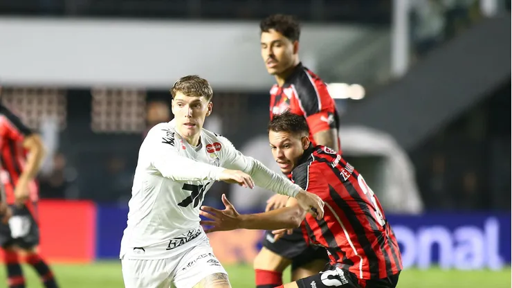 Rollheiser disputando lance no jogo de 2025 contra o Vitória
