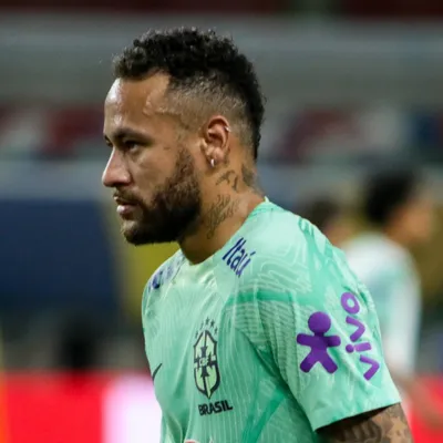 Neymar assina camisa do Flamengo antes da viagem para Copa