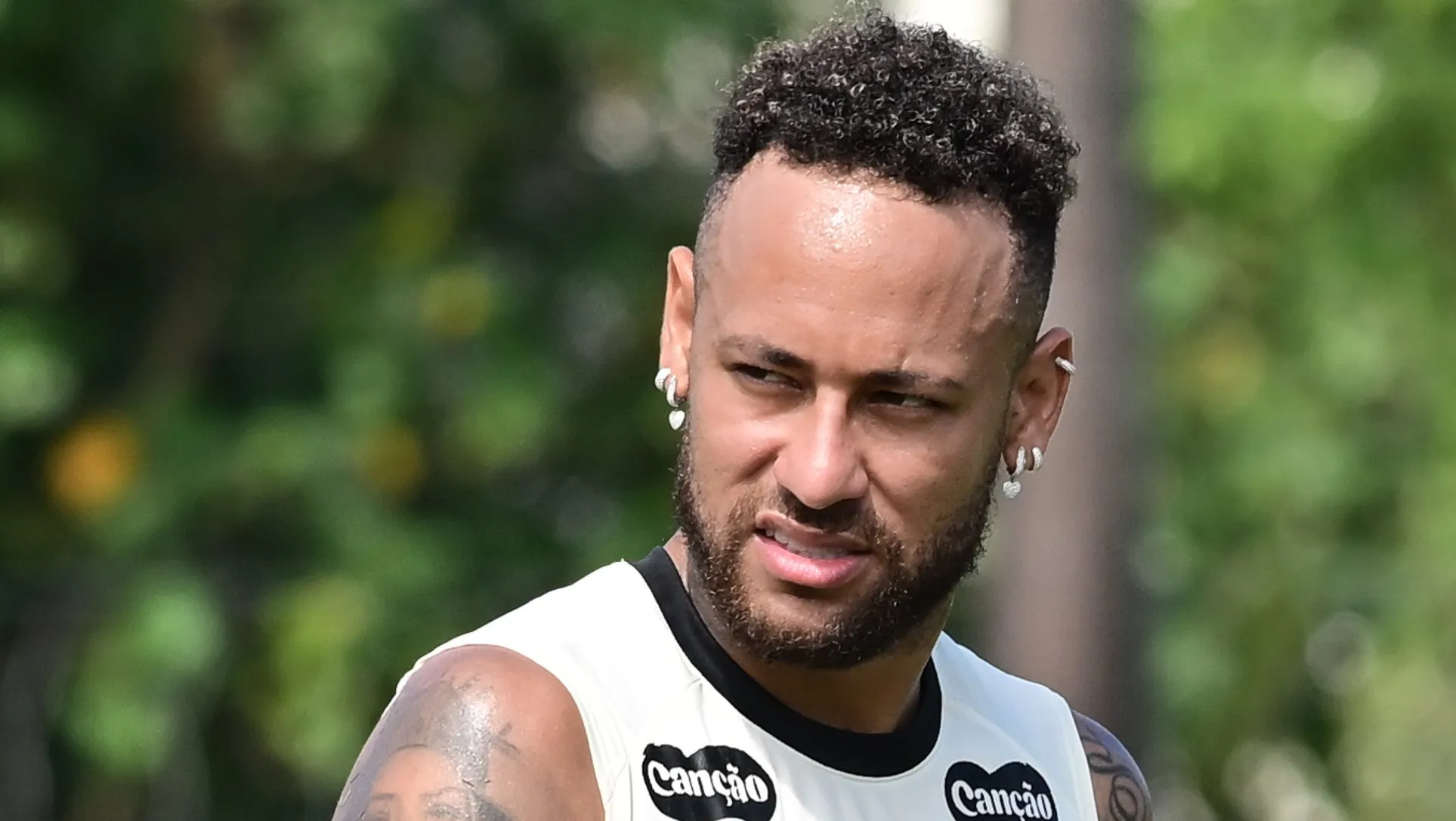 Foto: Jota Erre/AGIF – Neymar em ação durante treino no CT Rei Pelé.