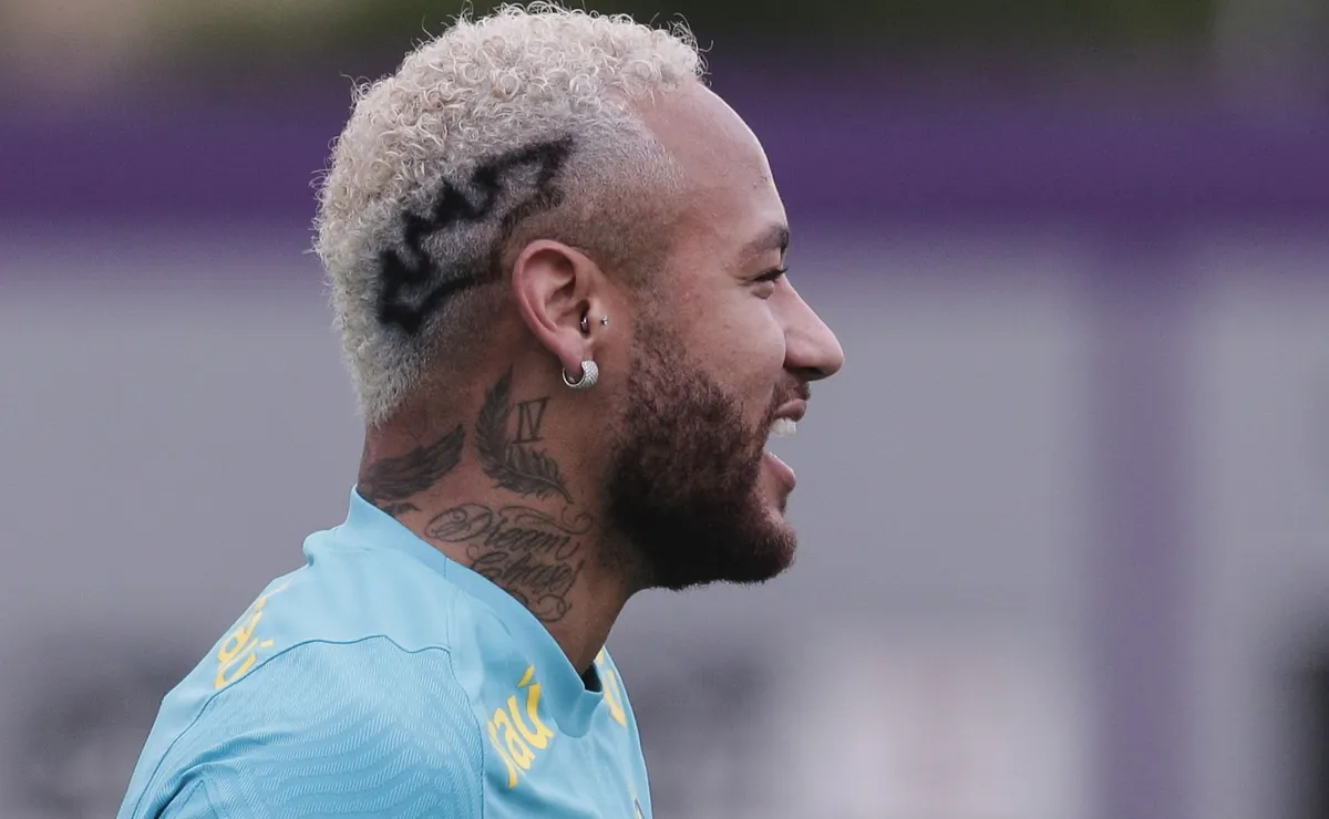 Neymar vai ao gramado na Granja Comary e anima bastidores da Seleção