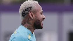 Neymar vai ao gramado na Granja Comary e anima bastidores da Seleção — Foto Ettore ChiereguiniAGIF