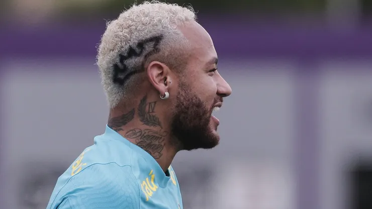 Neymar vai ao gramado na Granja Comary e anima bastidores da Seleção — Foto Ettore ChiereguiniAGIF