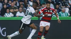PR - CURITIBA - 20/08/2023 - BRASILEIRO A 2023, CORITIBA X FLAMENGO - Jamerson jogador do Coritiba disputa lance com Luis Araujo jogador do Flamengo durante partida no estadio Couto Pereira pelo campeonato Brasileiro A 2023. Foto: Gabriel Machado/AGIF
