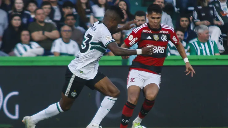PR - CURITIBA - 20/08/2023 - BRASILEIRO A 2023, CORITIBA X FLAMENGO - Jamerson jogador do Coritiba disputa lance com Luis Araujo jogador do Flamengo durante partida no estadio Couto Pereira pelo campeonato Brasileiro A 2023. Foto: Gabriel Machado/AGIF