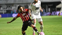 SP - SANTOS - 20/10/2025 - BRASILEIRO A 2025, SANTOS X VITORIA - Ze Rafael jogador do Santos durante partida contra o Vitoria no estadio Vila Belmiro pelo campeonato Brasileiro A 2025. Foto: Jota Erre/AGIF