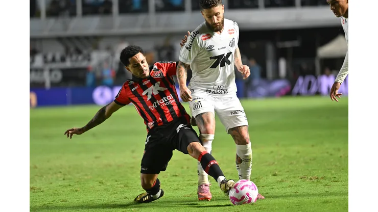 SP - SANTOS - 20/10/2025 - BRASILEIRO A 2025, SANTOS X VITORIA - Ze Rafael jogador do Santos durante partida contra o Vitoria no estadio Vila Belmiro pelo campeonato Brasileiro A 2025. Foto: Jota Erre/AGIF
