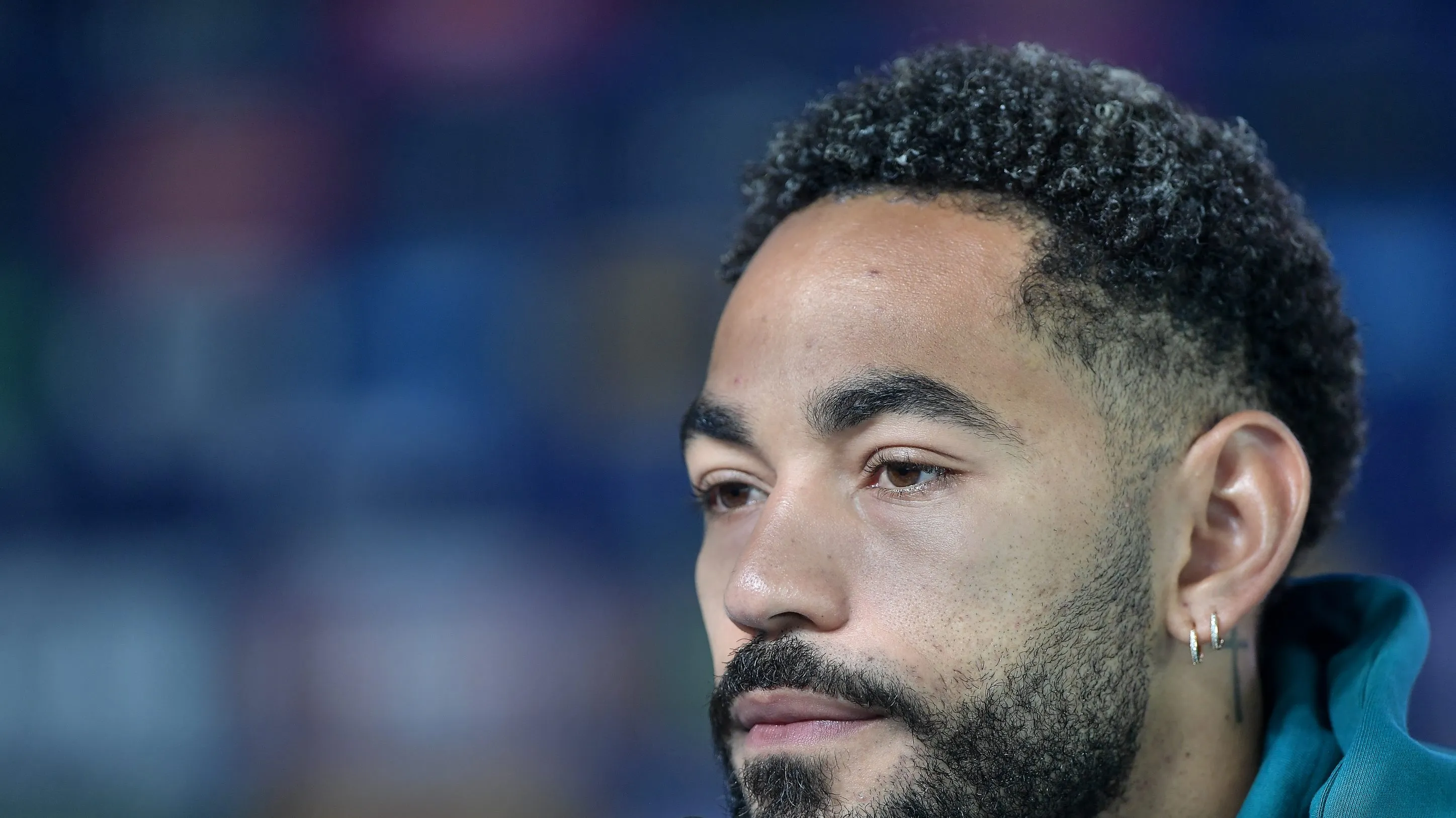 Foto: Thiago Ribeiro/AGIF – Matheus Cunha durante coletiva de imprensa na Granja Comary.