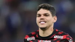 Ayrton Lucas durante aquecimento antes de jogo do Fla.