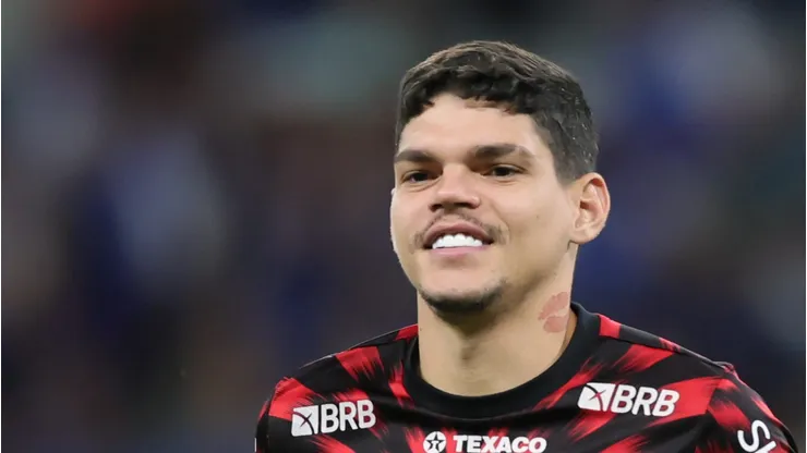 Ayrton Lucas durante aquecimento antes de jogo do Fla.