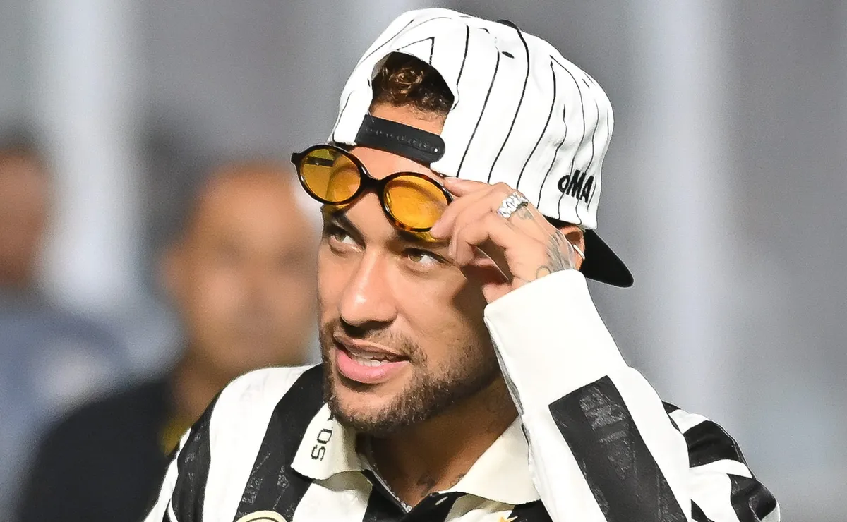Neymar participa de atividades junto com os jogadores e circula livremente pela Granja Comary