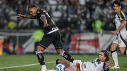 David jogador do Vasco disputa lance com Lyanco jogador do Atletico-MG durante partida no estadio Sao Januario pelo campeonato Brasileiro A 2025. Foto: Thiago Ribeiro/AGIF