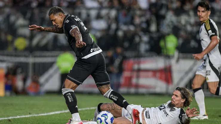 David jogador do Vasco disputa lance com Lyanco jogador do Atletico-MG durante partida no estadio Sao Januario pelo campeonato Brasileiro A 2025. Foto: Thiago Ribeiro/AGIF