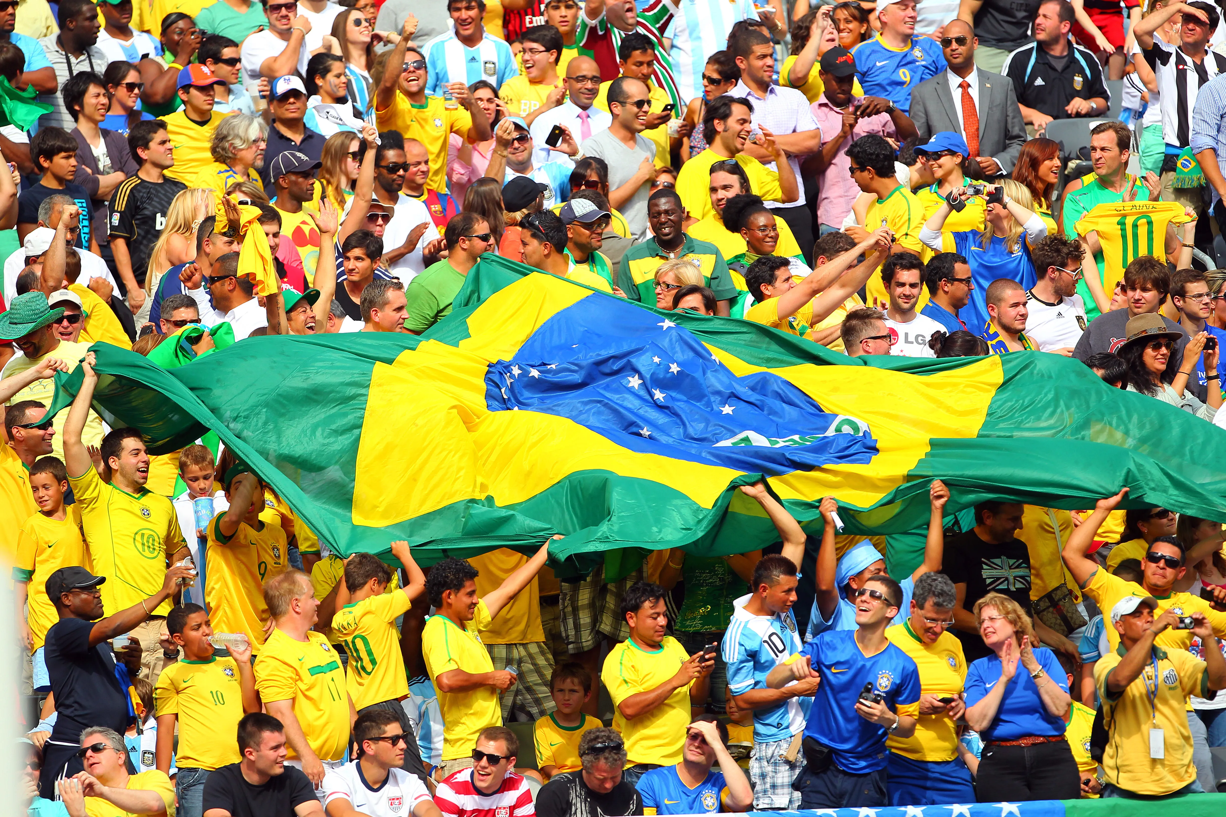 Brasileiros estão entre os torcedores que mais buscam ingressos para jogos da 1ª fase da Copa do Mundo – Foto: Rich Schultz/Getty Images