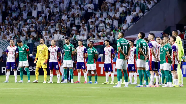 jogadores do Palmeiras e jogadores do Cerro Porteno antes da partida no estadio Nubank Arena pelo campeonato Copa Libertadores 2026. Foto: Marcello Zambrana/AGIF