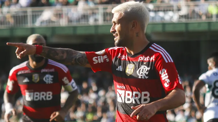 De Arrascaeta jogador do Flamengo comemora seu gol durante partida contra o Coritiba no estadio Couto Pereira pelo campeonato Brasileiro A 2023. Foto: Gabriel Machado/AGIF