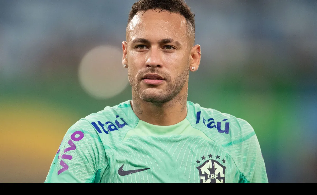 Figurinha de Neymar faz sucesso e recebe novo lote em meio a febre do álbum da Copa
