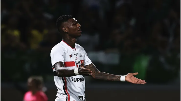 Zagueiro segue fora dos planos