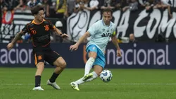 Garro, jogador do Corinthians, disputa lance com Arthur jogador do Gremio durante partida no estadio Arena Corinthians pelo campeonato Brasileiro A 2025. Foto: Anderson Romao/AGIF