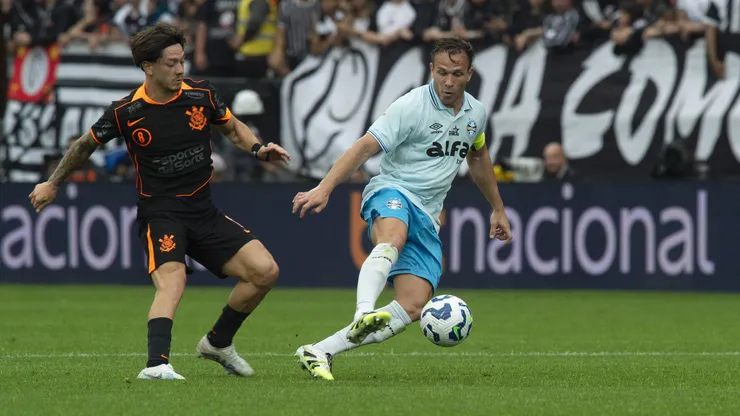 Garro, jogador do Corinthians, disputa lance com Arthur jogador do Gremio durante partida no estadio Arena Corinthians pelo campeonato Brasileiro A 2025. Foto: Anderson Romao/AGIF