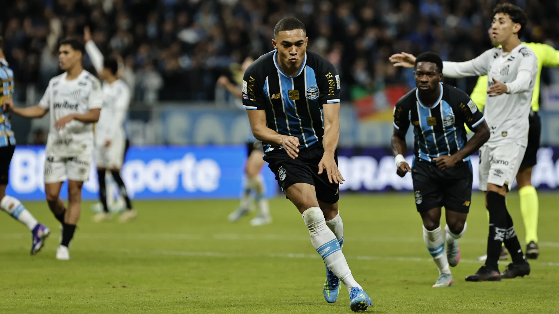 Carlos Vinicius é a esperança do Grêmio contra o Corinthians – Foto: Roberto Vinicius/AGIF