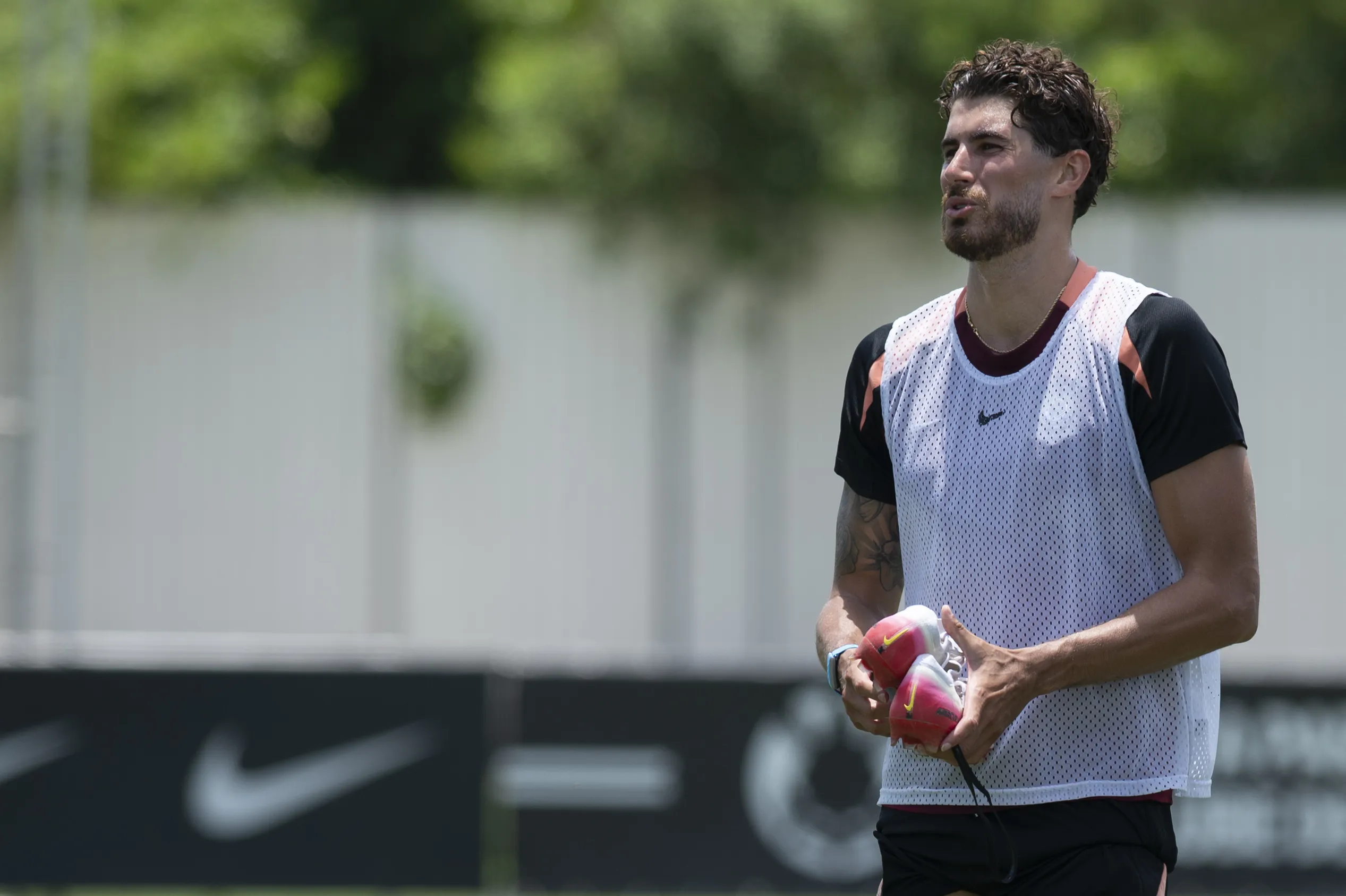 SP – SAO PAULO – 12/01/2026 – CORINTHIANS, TREINO – Pedro Raul jogador do Corinthians na saida depois do treino realizado no Centro de Treinamento CT Joaquim Grava. Foto: Anderson Romao/AGIF