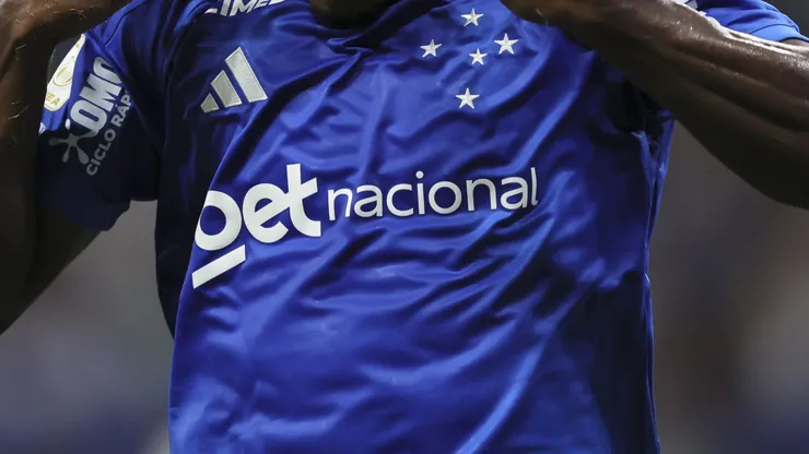 Site vaza possível camisa do Cruzeiro inspirada na Seleção para 2026 — Foto Gilson LoboAGIF