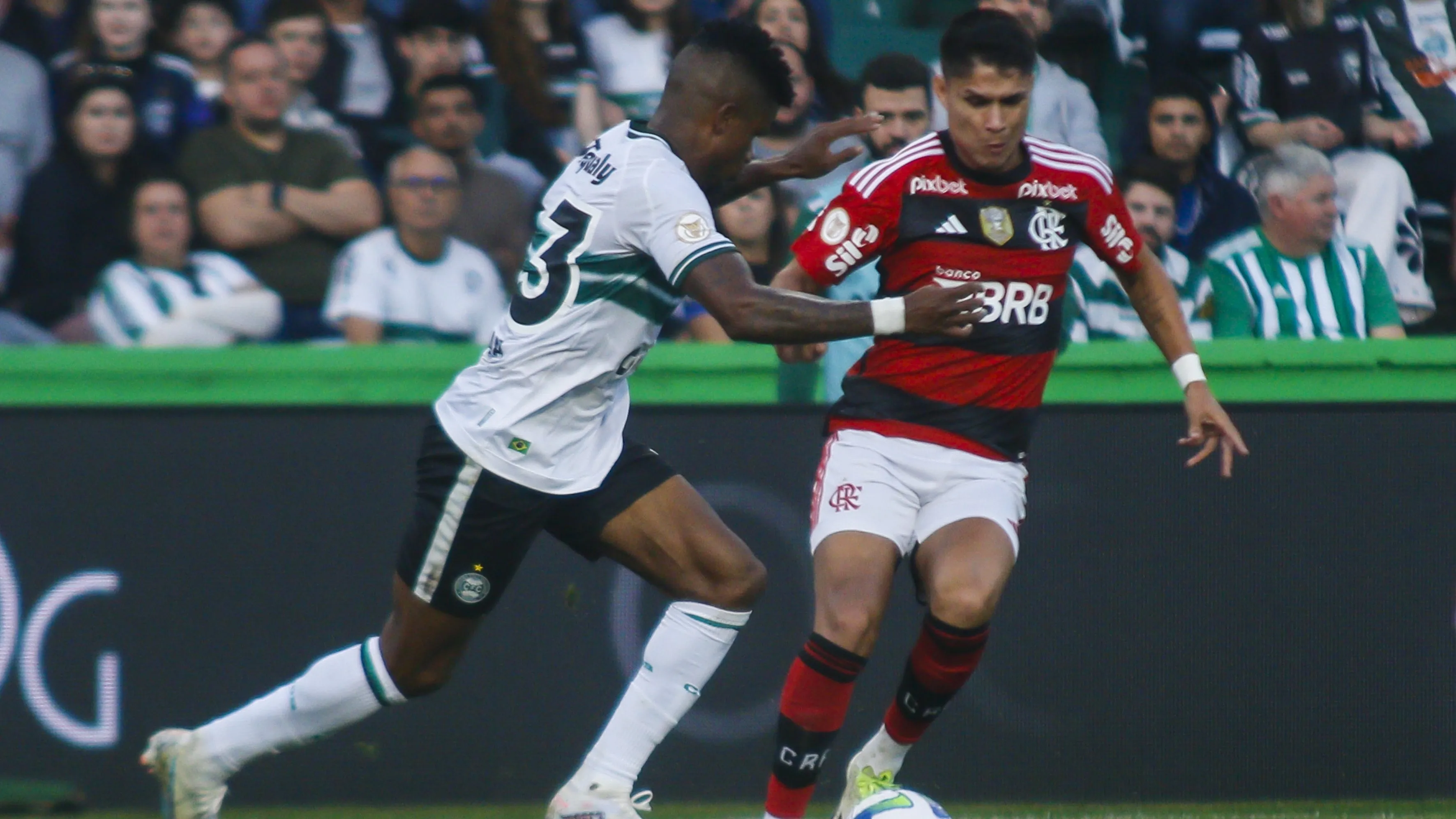 Jamerson jogador do Coritiba disputa lance com Luis Araujo jogador do Flamengo durante partida no estadio Couto Pereira pelo campeonato Brasileiro A 2023. Foto: Gabriel Machado/AGIF