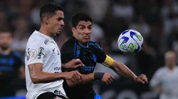 Lucas Verissimo jogador do Corinthians disputa lance com Suarez jogador do Gremio durante partida no estadio Arena Corinthians pelo campeonato Brasileiro A 2023. Foto: Ettore Chiereguini/AGIF