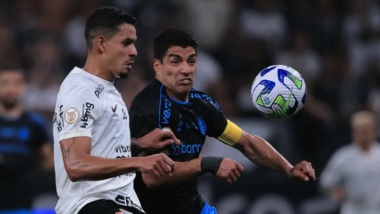 Lucas Verissimo jogador do Corinthians disputa lance com Suarez jogador do Gremio durante partida no estadio Arena Corinthians pelo campeonato Brasileiro A 2023. Foto: Ettore Chiereguini/AGIF