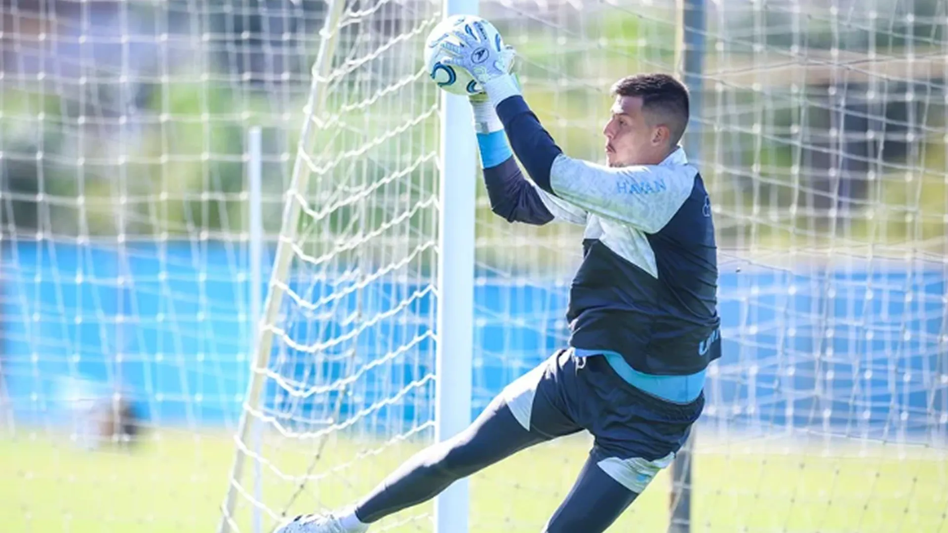 Com mais de 2m de altura, Thiago Beltrame chama atenção em sua estreia como profissional contra o Corinthians – Foto: Lucas Uebel/Grêmio FBPA