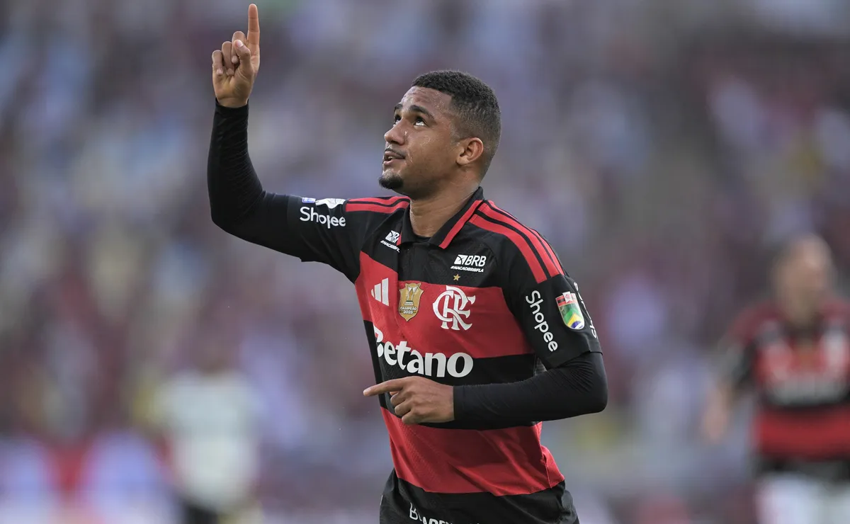 Samuel Lino aproveita erro do Coritiba e abre o placar para o Flamengo, no Maracanã