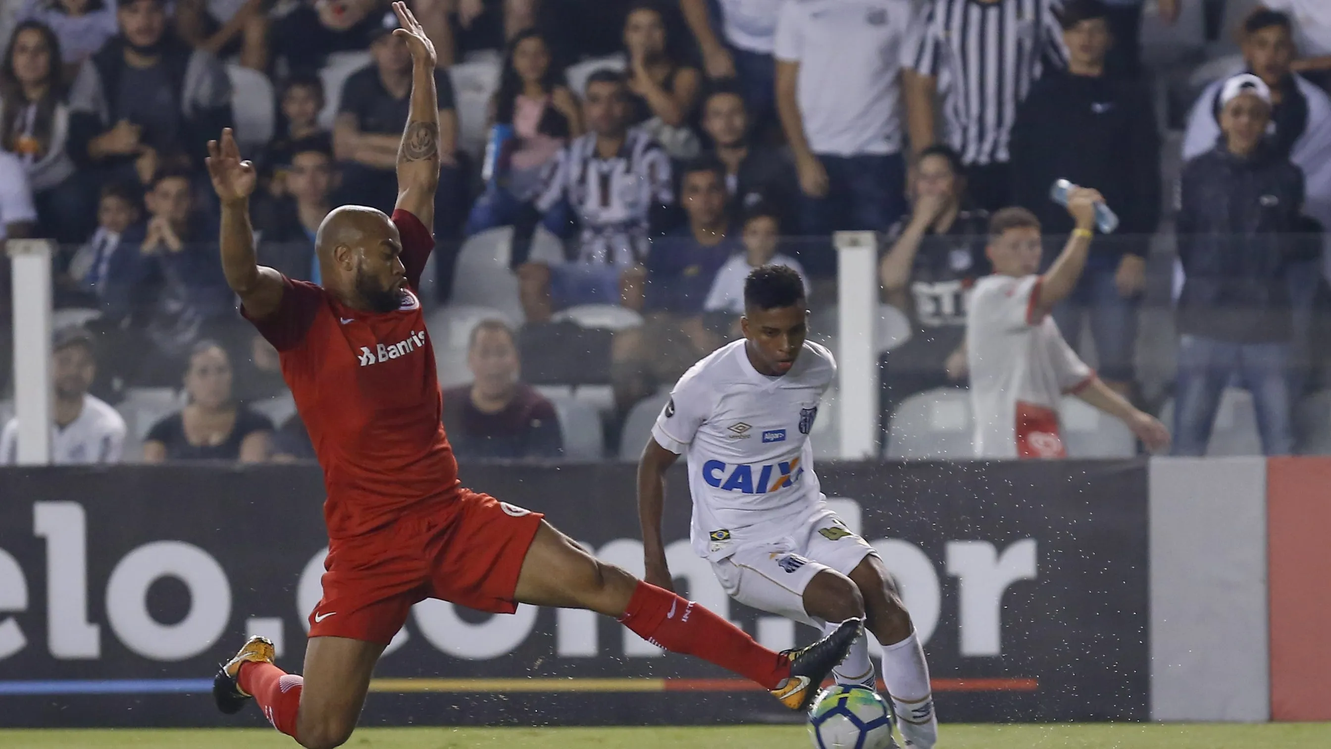 rodrygo jogador do Santos disputa lance com Moledo jogador do Internacional durante partida no estadio Vila Belmiro pelo campeonato Brasileiro A 2018. Foto: Marcello Zambrana/AGIF
