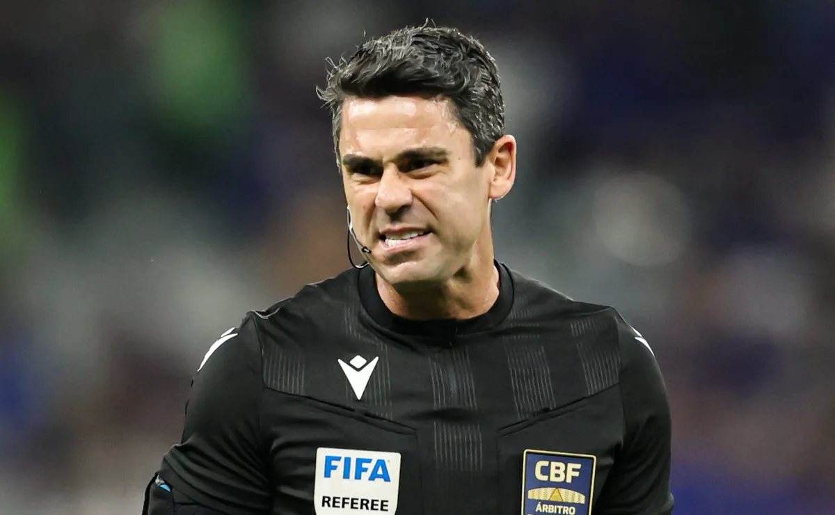 Para PC de Oliveira, Flávio Rodrigues acertou em Flamengo x Coritiba na expulsão de Pedro Rocha