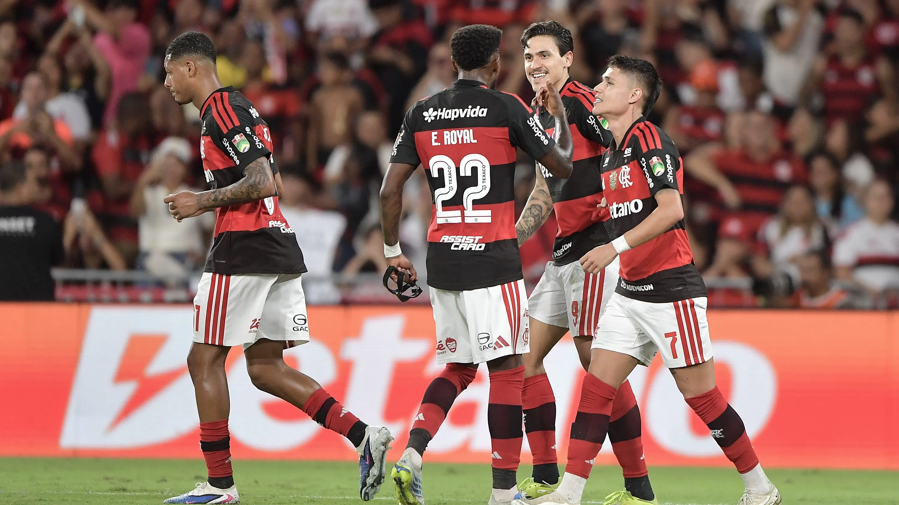 Pedro jogador do Flamengo comemora seu gol com jogadores do seu time durante partida contra o Coritiba. Foto: Thiago Ribeiro/AGIF