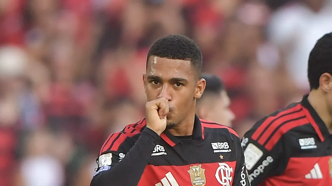 Samuel Lino, jogador do Flamengo, comemora seu gol durante partida contra o Coritiba no estadio Maracana pelo campeonato Brasileiro A 2026. Foto: Thiago Ribeiro/AGIF