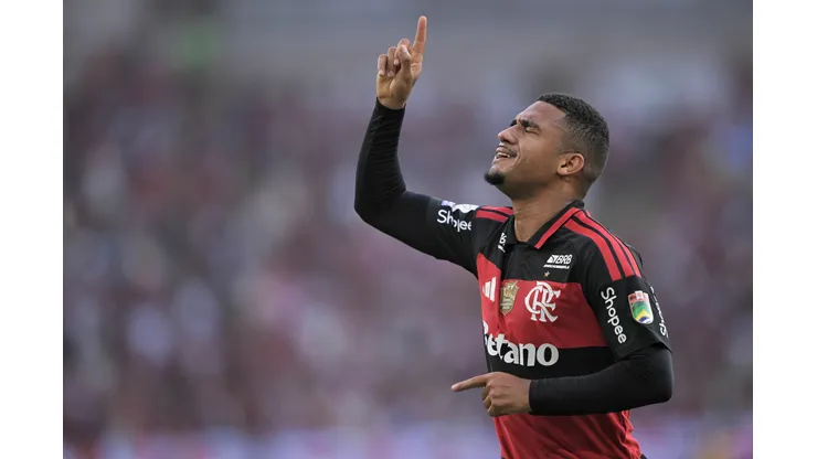 Samuel Lino, jogador do Flamengo, comemora seu gol durante partida contra o Coritiba no estadio Maracana pelo campeonato Brasileiro A 2026. Foto: Jorge Rodrigues/AGIF