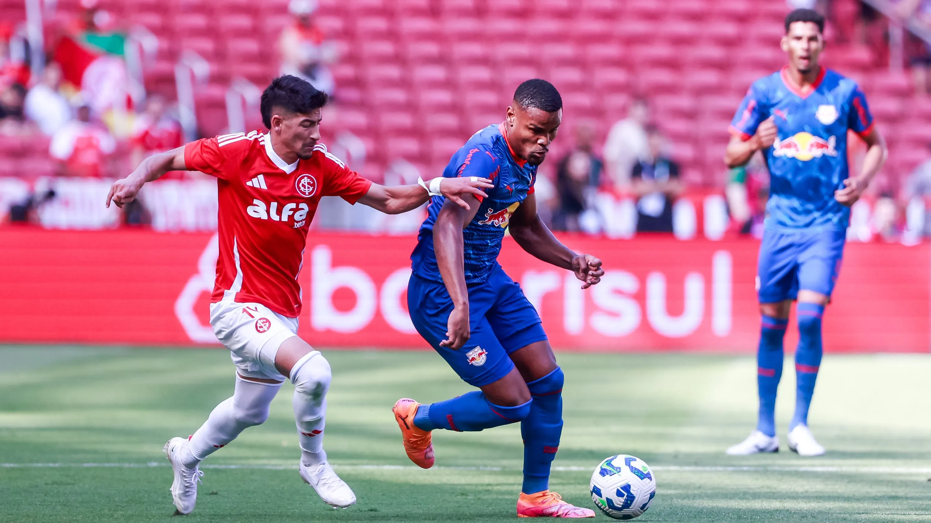 Nathan Mendes jogador do Bragantino durante partida contra o Internacional no estadio Beira-Rio pelo campeonato Brasileiro A 2025. Foto: Luiz Erbes/AGIF