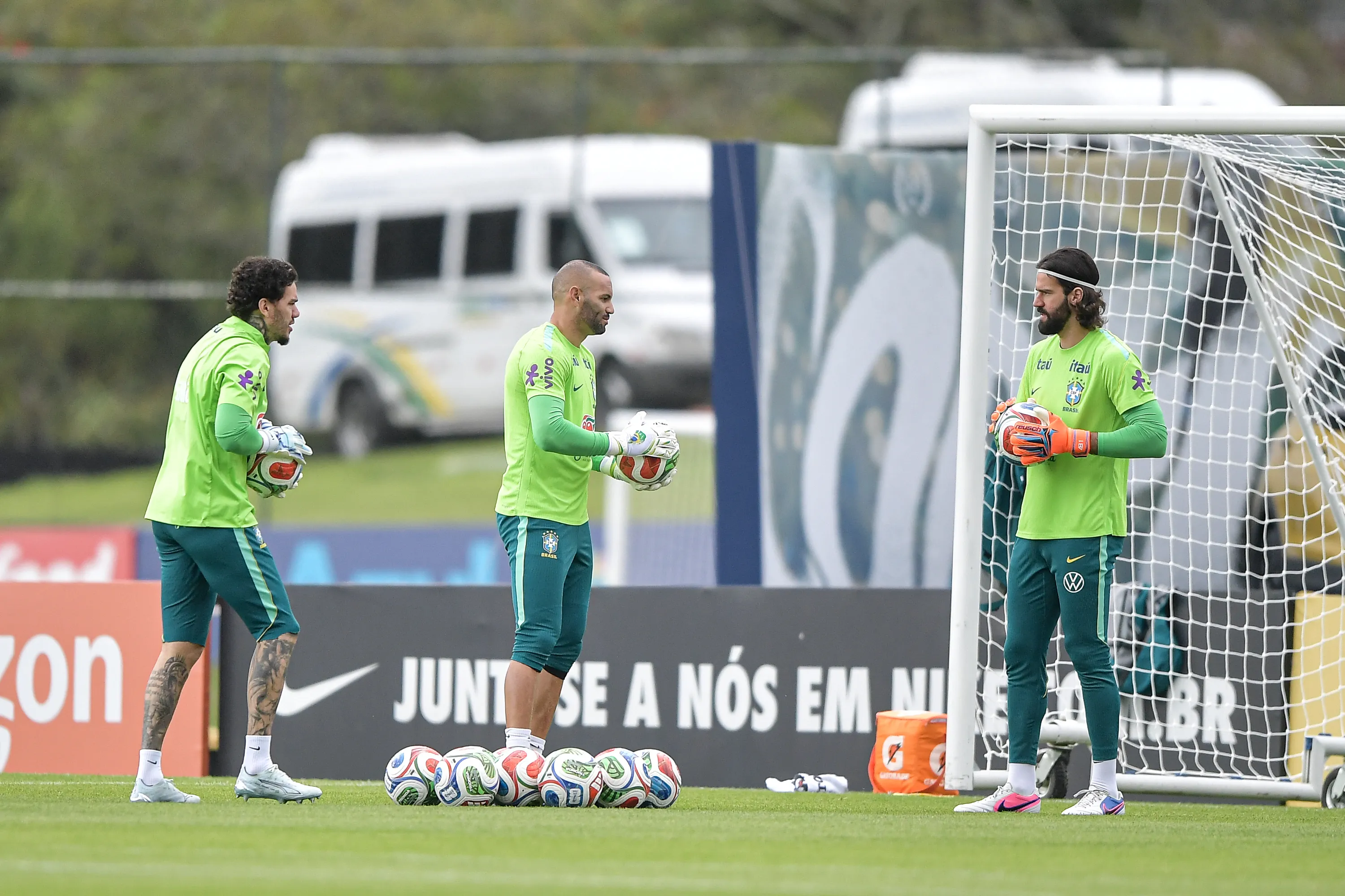 Ederson, Weverton e Alisson goleiros do Brasil durante treino no Centro de Treinamento Granja Comary. Foto: Thiago Ribeiro/AGIF