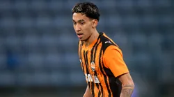Isaque em partida pelo Shakhtar. (Photo by Mateusz Slodkowski/Getty Images)