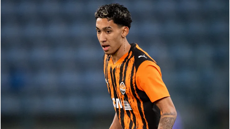 Isaque em partida pelo Shakhtar. (Photo by Mateusz Slodkowski/Getty Images)