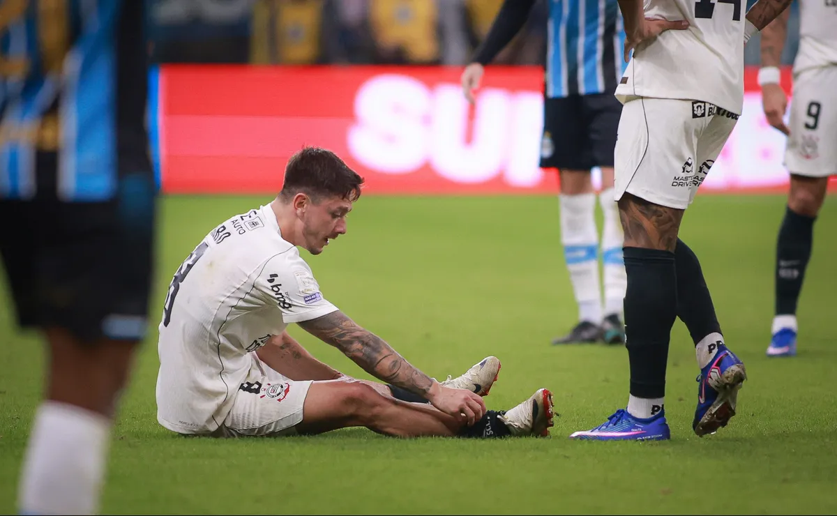Vídeo: Garro perde a paciência com árbitro de Grêmio x Corinthians e recebe amarelo
