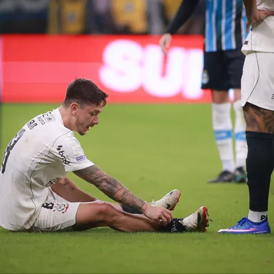 Vídeo: Garro recebe falta e toma cartão amarelo no Corinthians