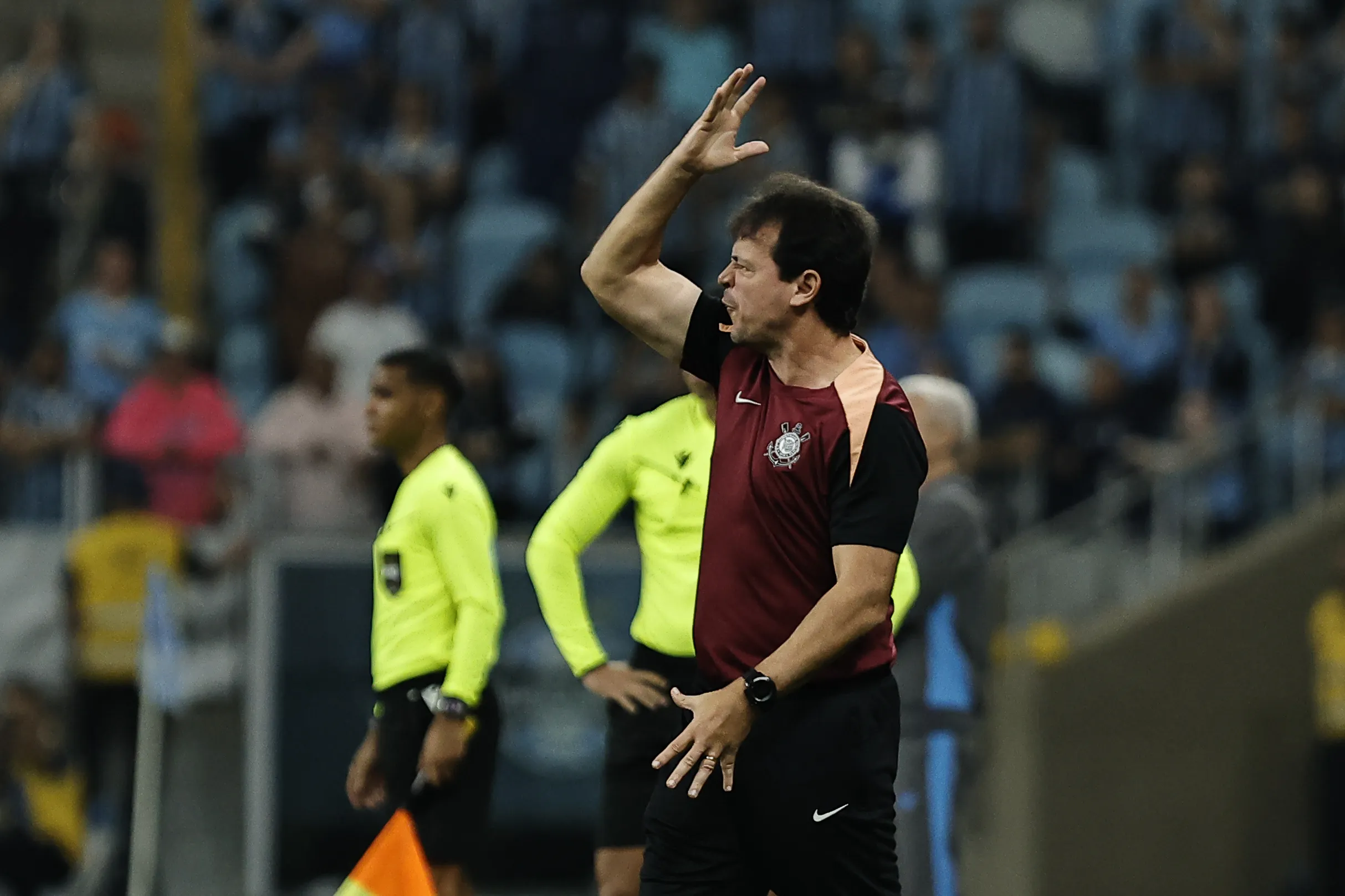 Fernando Diniz tecnico do Corinthians durante partida contra o Gremio no estadio Arena do Gremio pelo campeonato Brasileiro A 2026. Foto: Roberto Vinicius/AGIF