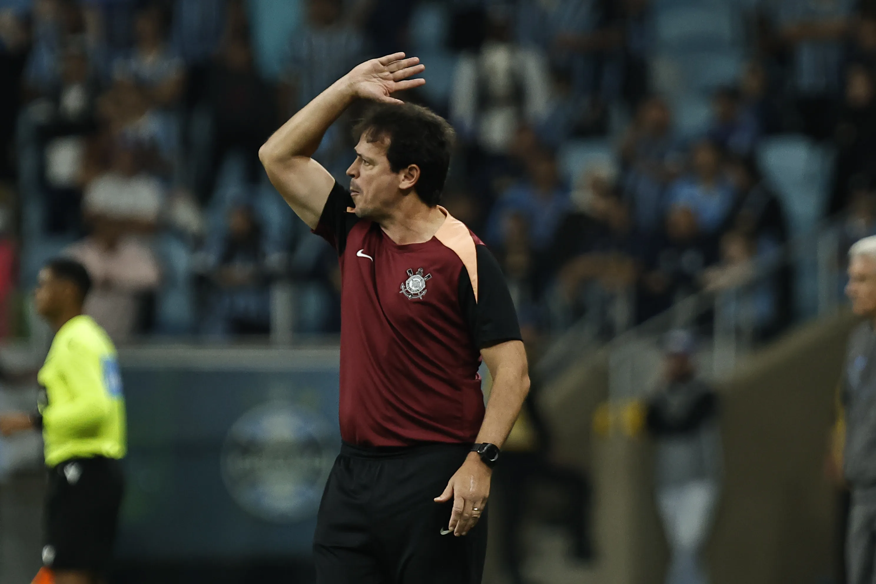 Fernando Diniz durante o confronto. Foto: Roberto Vinicius/AGIF