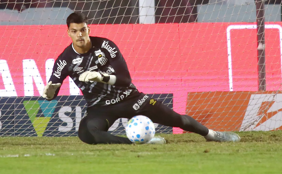 Torcida do Santos enaltece milagre de Gabriel Brazão contra o Vitória: “Segue herói”