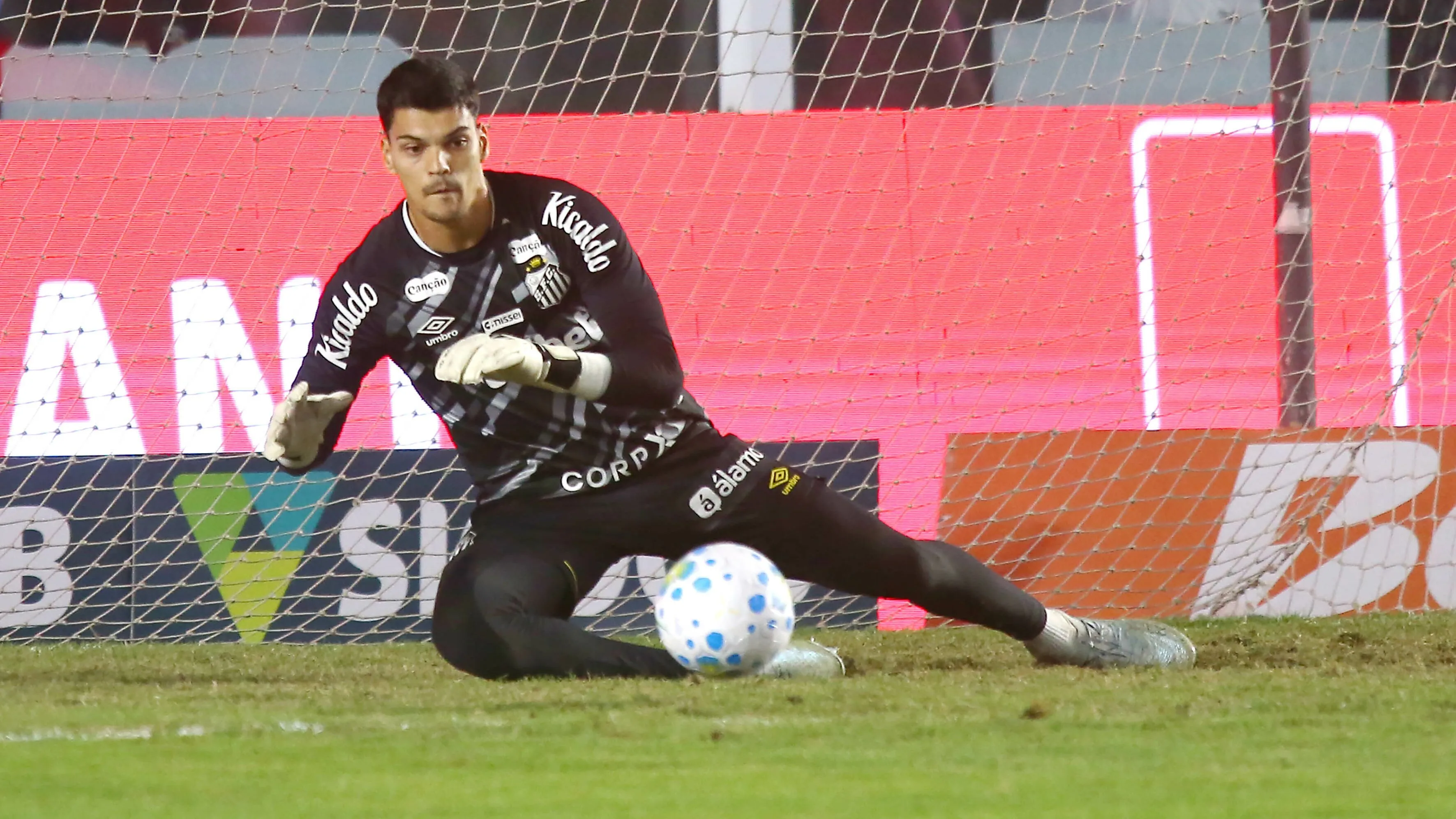 Brazao, jogador do Santos durante aquecimento antes da partida contra o Vitoria no estadio Vila Belmiro pelo campeonato Brasileiro A 2026. Foto: Mauricio De Souza/AGIF