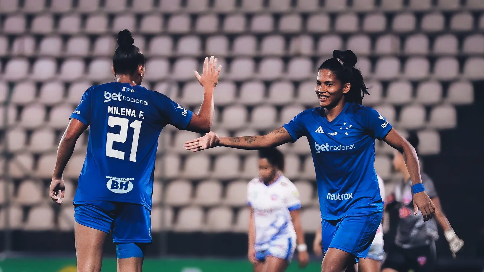 Marilia e Milena, jogadoras do Cruzeiro, em campo pela Copa do Brasil Feminina