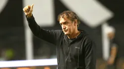 Cuca antes da partida na Vila Belmiro