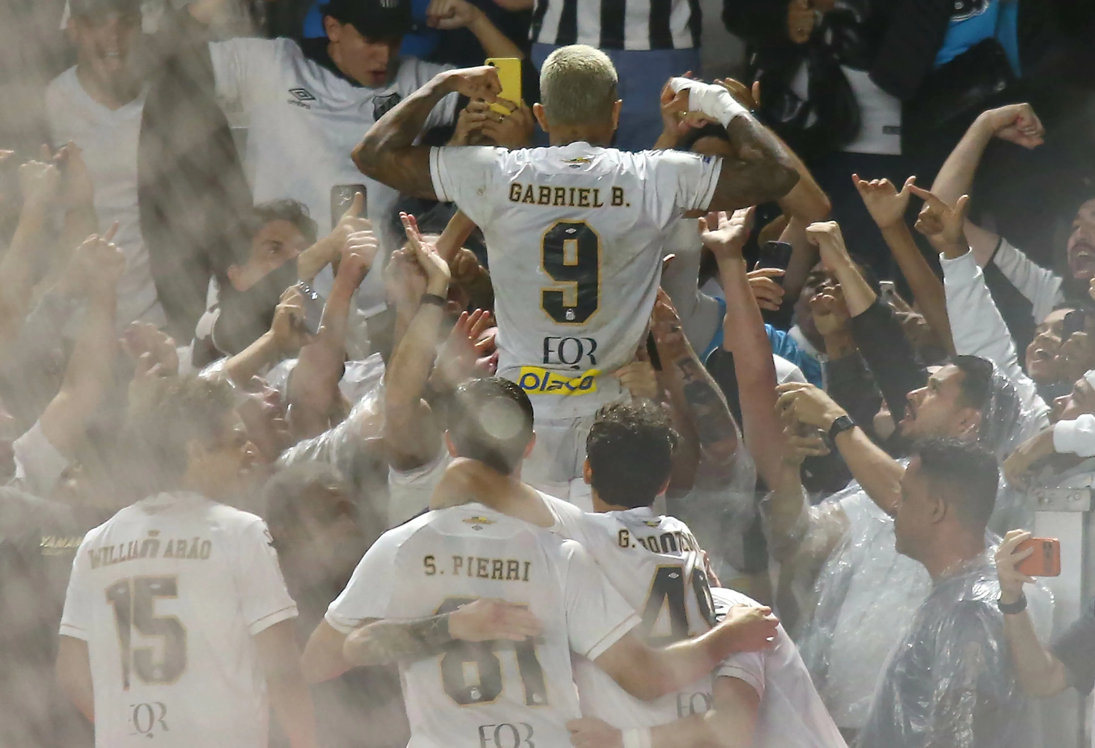 Gabigol comemora o gol contra o Vitória. Foto: Mauricio De Souza/AGIF